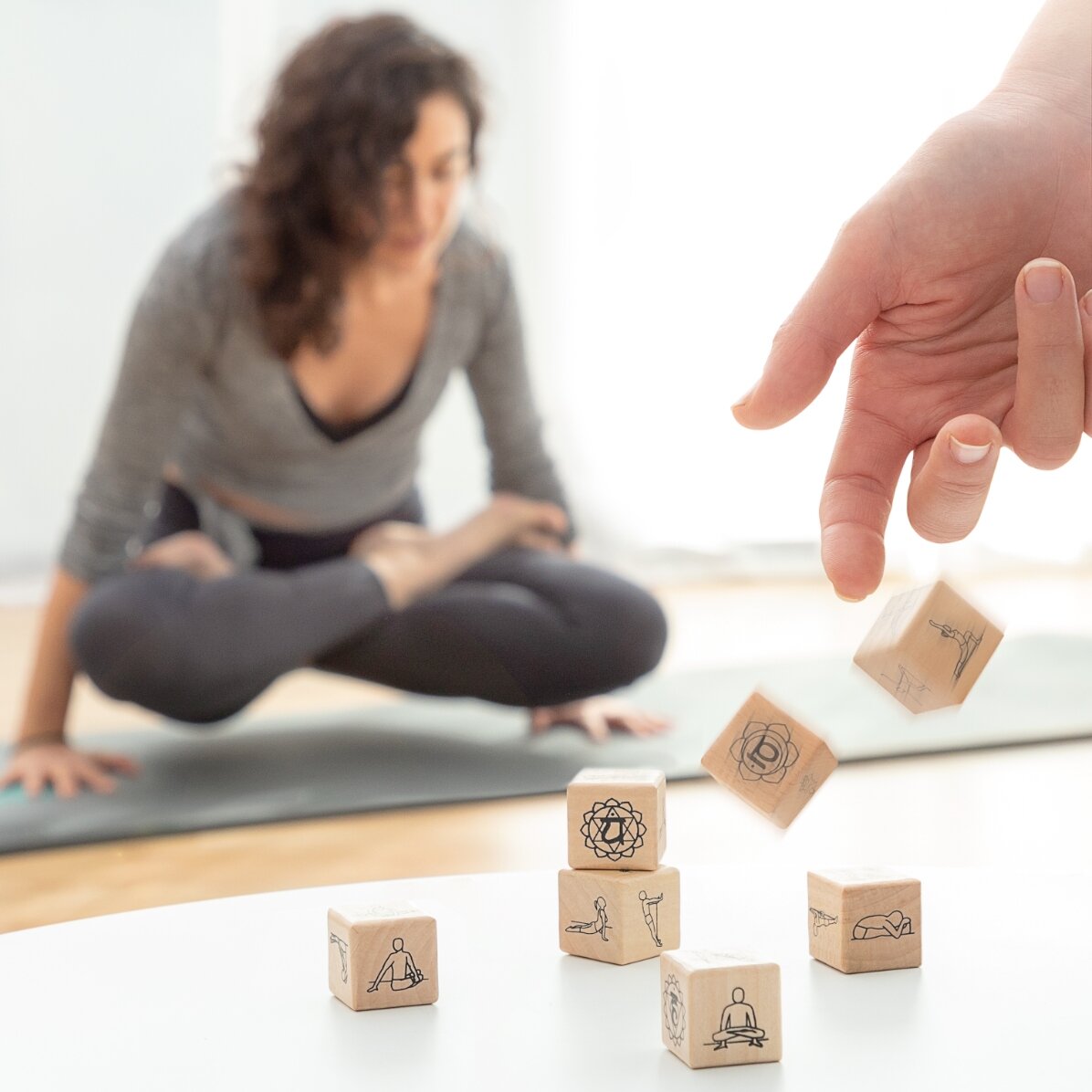 Yoga-Spiel mit 7 Holzwürfeln