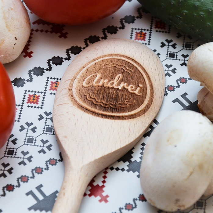 Ein Holzlöffel, individuell mit deinem Namen versehen