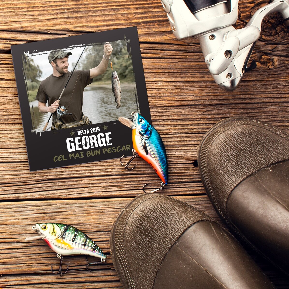 Individuell gestalteter Magnet 10x10 mit Foto und Text – Der beste Angler