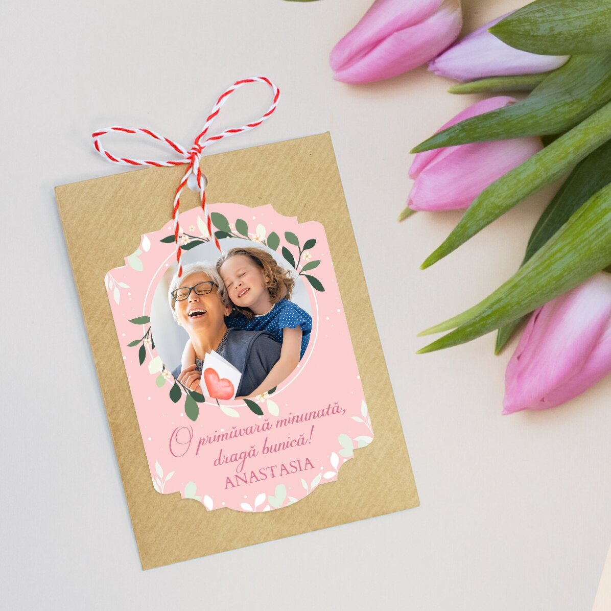 Individuell gestalteter Martisor zum Einpflanzen mit einem Foto und einer Botschaft für die Großmutt