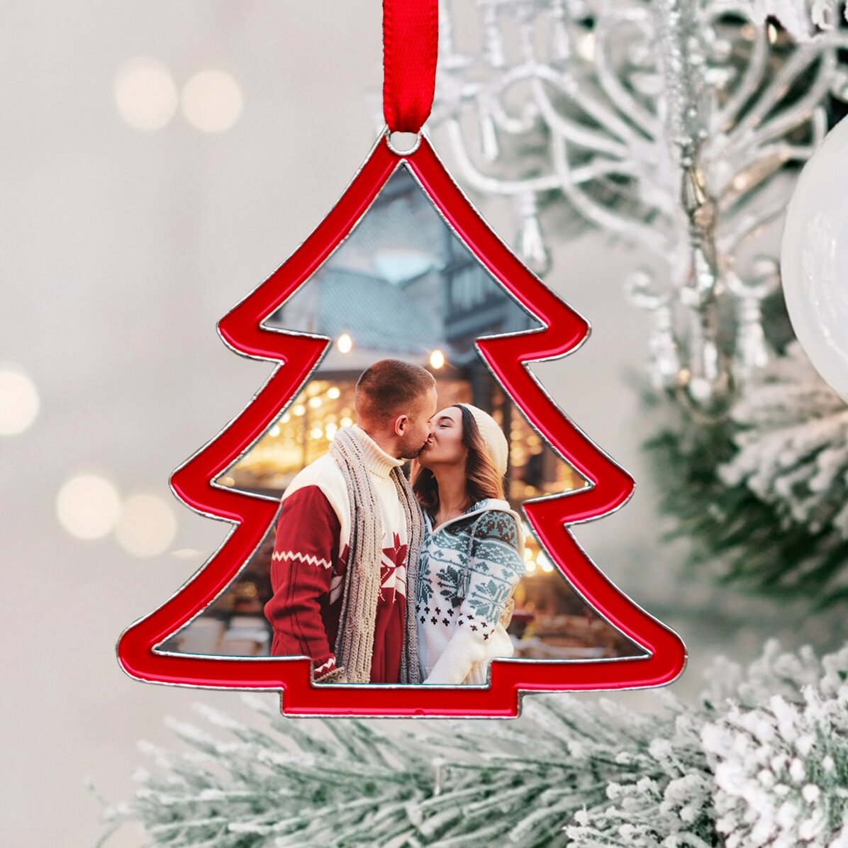 Individuell gestaltete Weihnachtsbaumkugel mit einem Foto – Modell „Bradut“