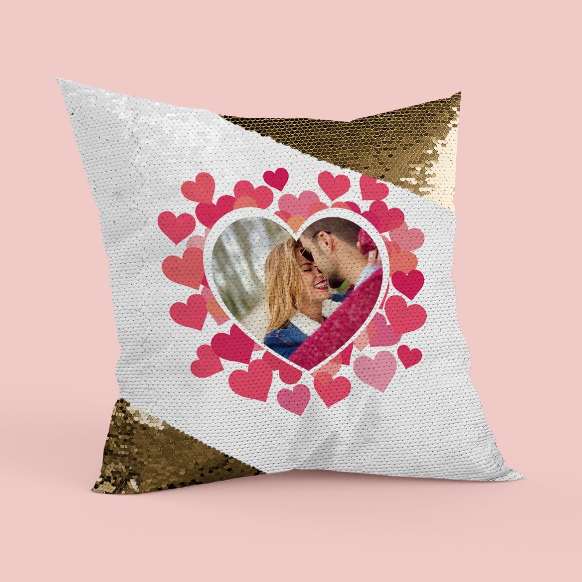 Personalisiertes Kissen mit einem Foto in Form eines rosa Herzens – goldene Pailletten