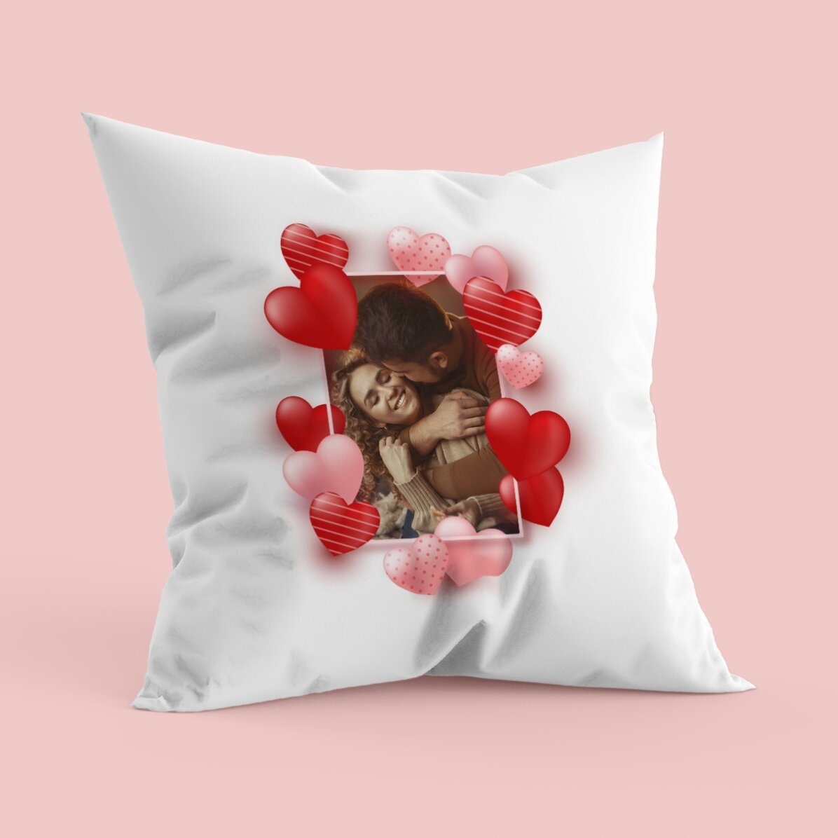 Personalisiertes Kissen mit einem Foto und Herzchen – Unsere Liebe