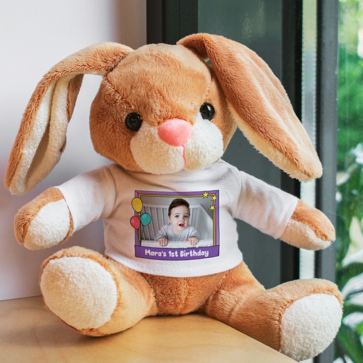 Plus ein personalisiertes Kaninchen mit einem Foto und dem Text „Happy birthday, kiddo!“