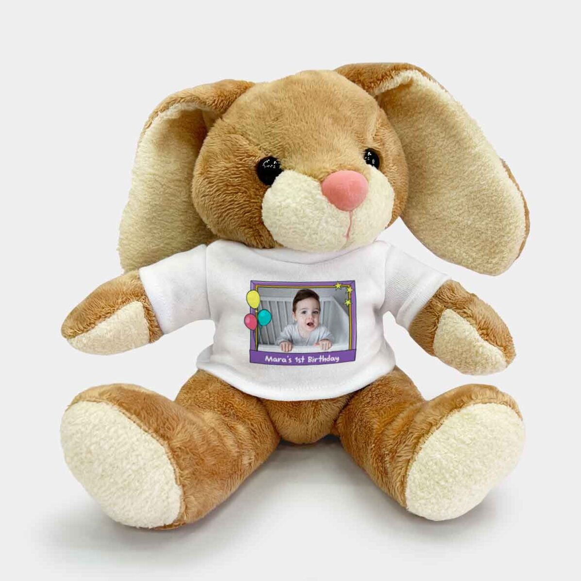 Plus ein personalisiertes Kaninchen mit einem Foto und dem Text „Happy birthday, kiddo!“