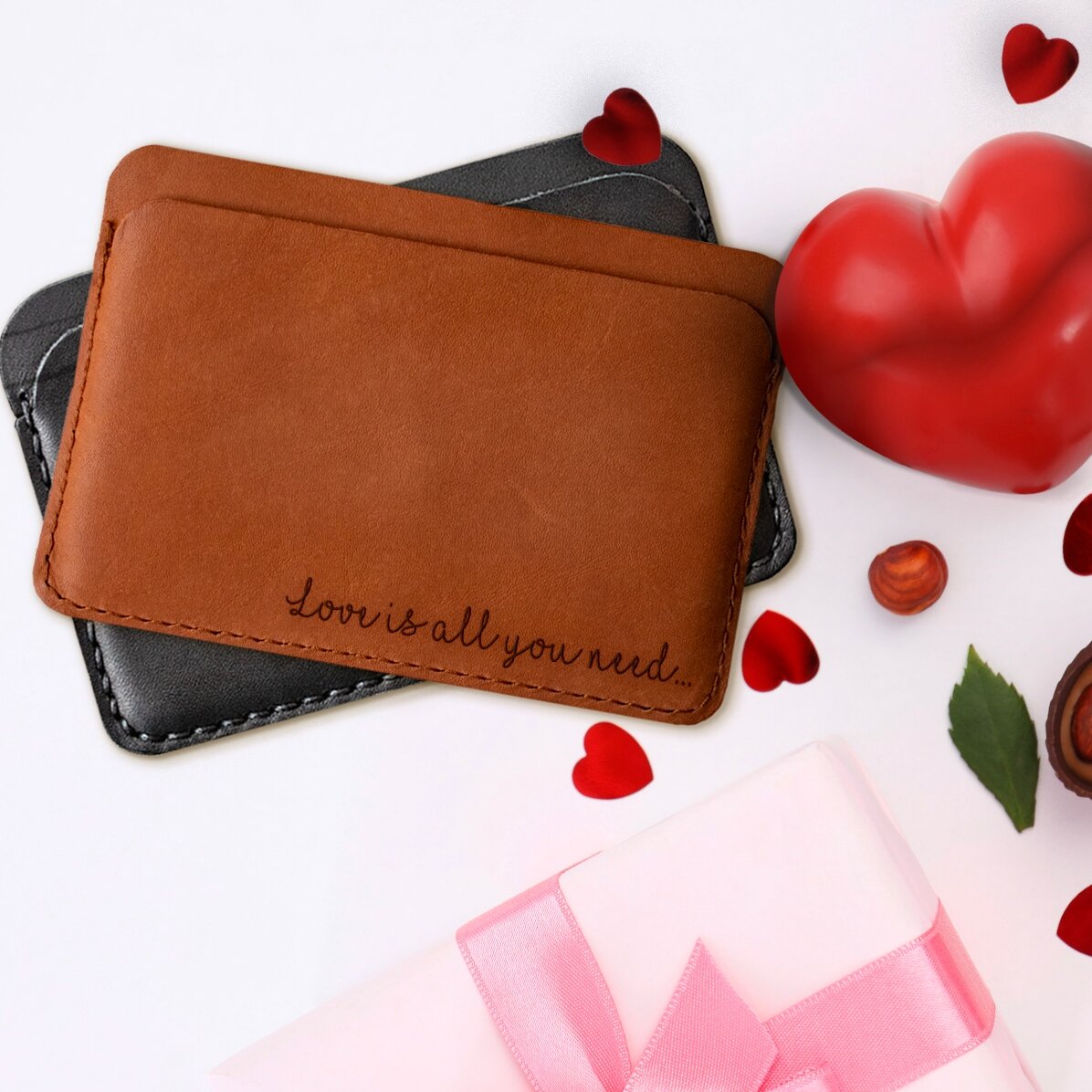 Personalisierte Lederbrieftasche mit Spruch – „Love is all you need“