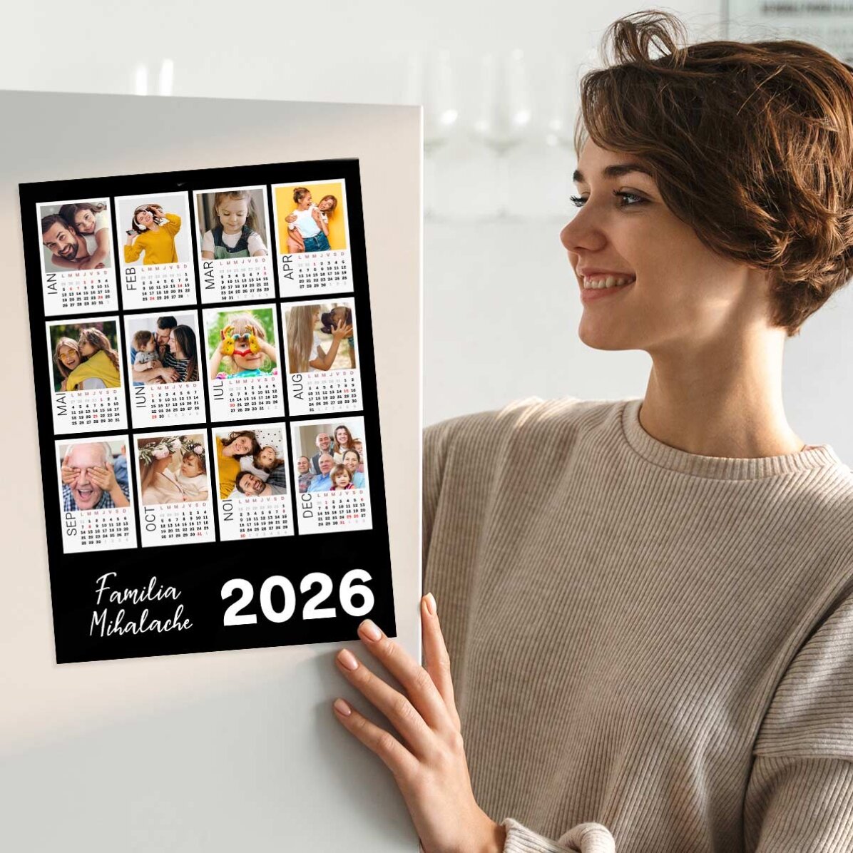 Individuell gestaltetes Kalenderposter mit 12 Polaroid-Fotos und farbigem Hintergrund