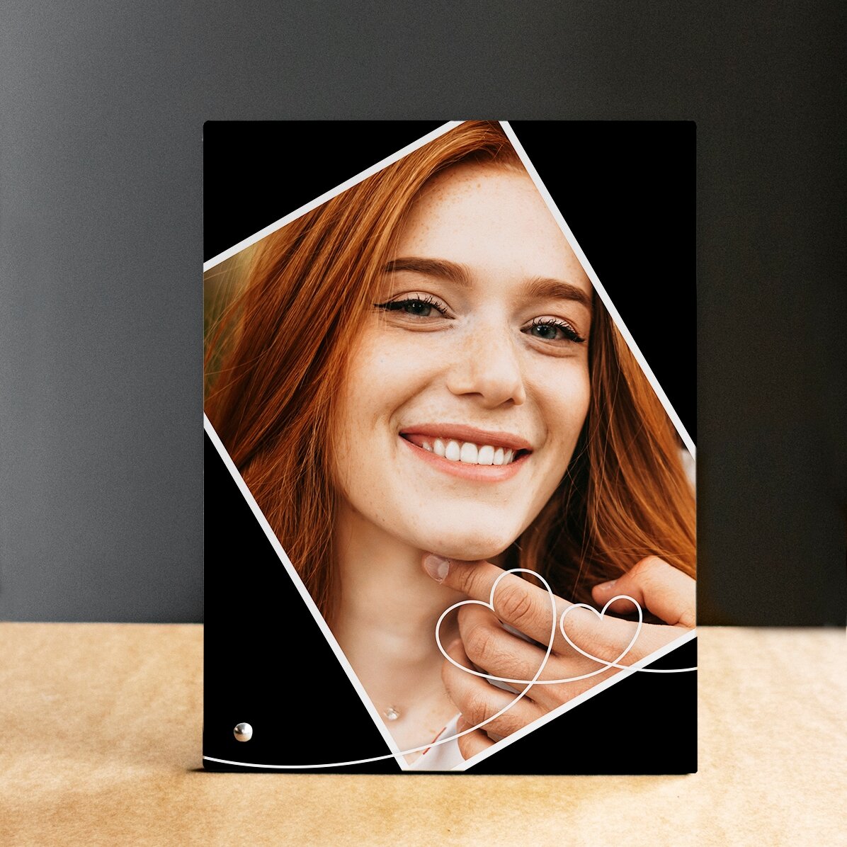 Personalisierter Fotorahmen für den Schreibtisch mit einem Foto und einem Herz