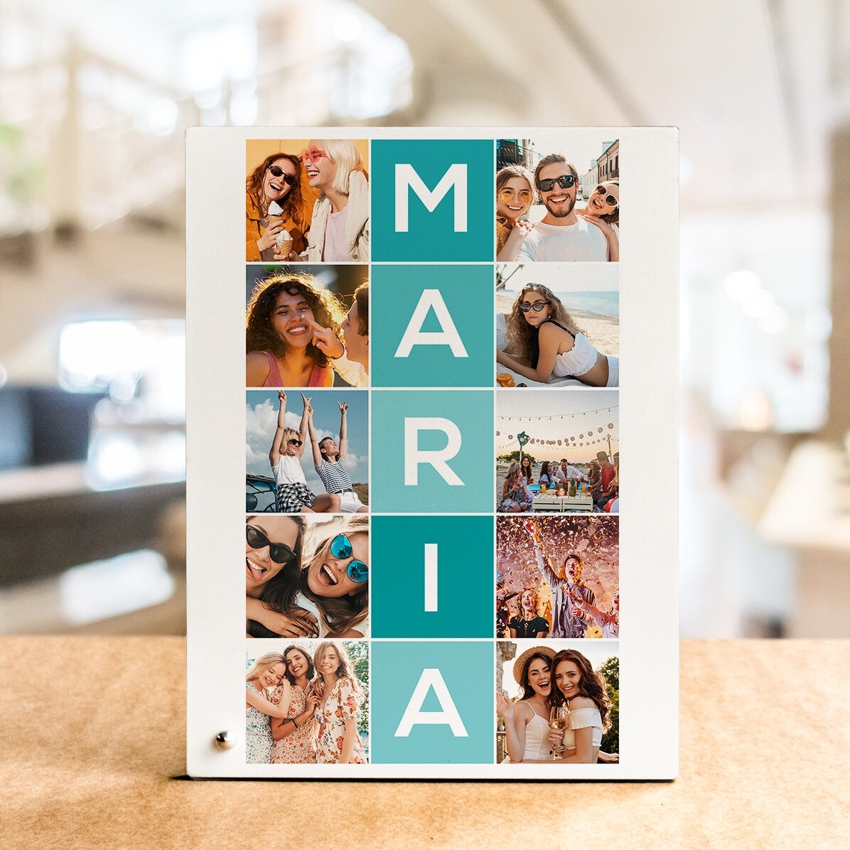 Personalisierter Fotorahmen für den Schreibtisch mit 10 Fotos und einem 5-Buchstaben-Namen in vertik