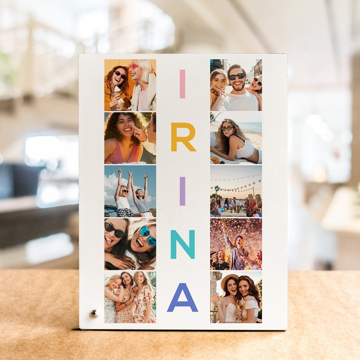 Personalisierter Fotorahmen für den Schreibtisch mit 10 Fotos und einem 5-Buchstaben-Namen in vertik