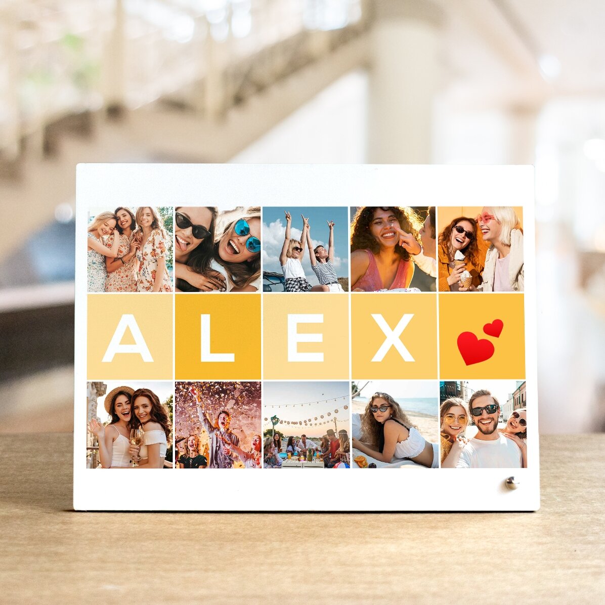 Personalisierter Fotorahmen für den Schreibtisch mit 10 Fotos und einem Namen aus 5 Buchstaben