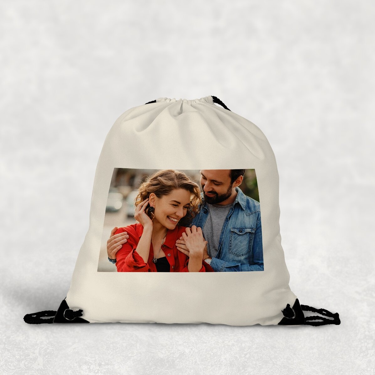 Personalisierter Rucksack mit einem Querformatfoto und Text