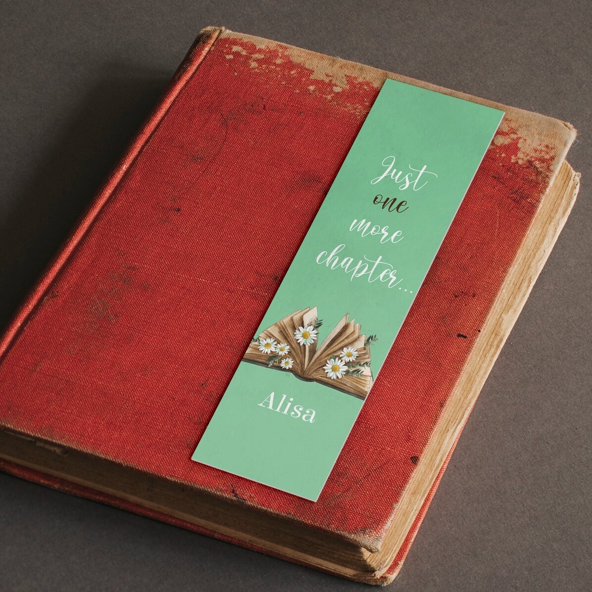 Personalisiertes Lesezeichen mit Text – „Just one more chapter“