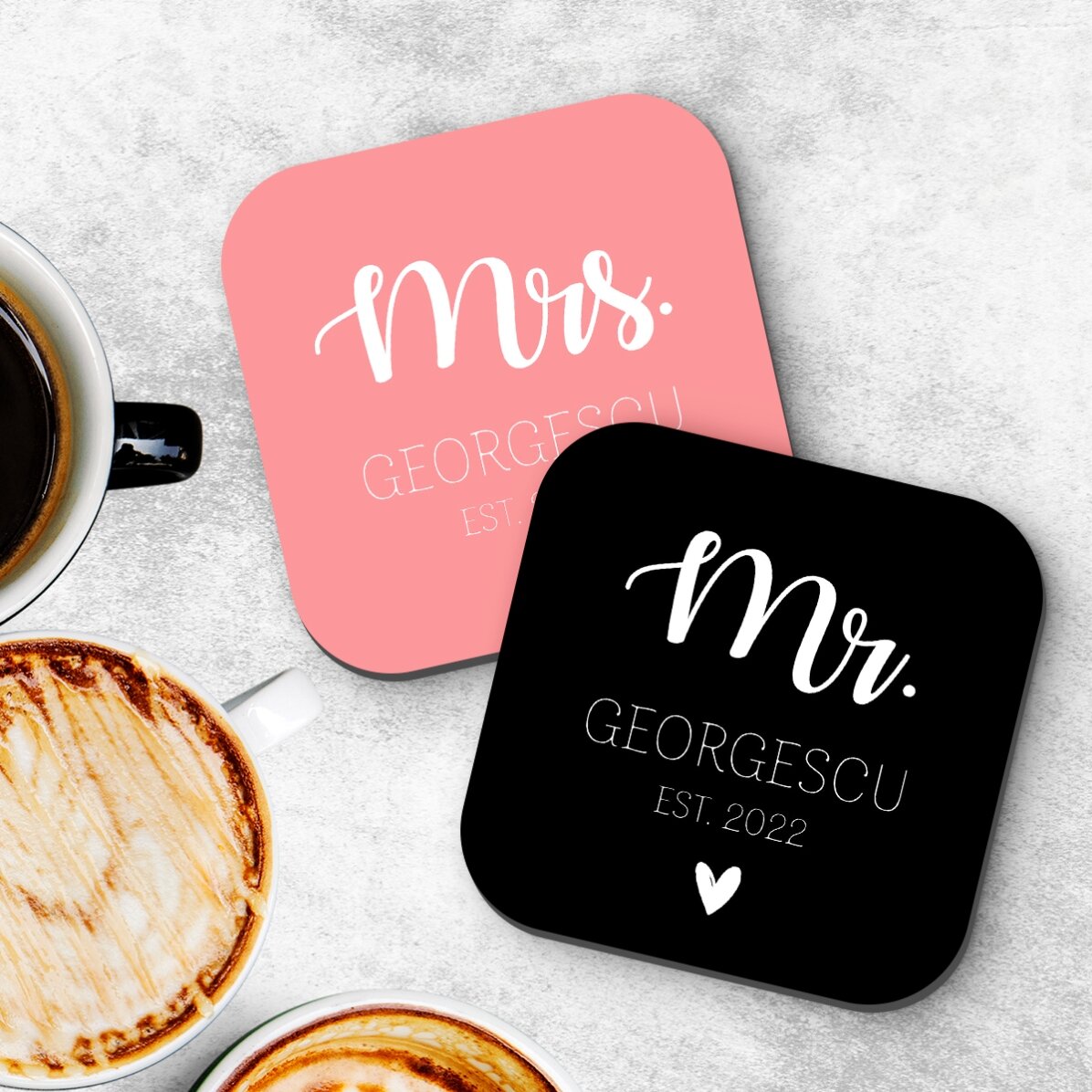 Set mit 2 personalisierten Untersetzern mit Schriftzug – Mrs und Mr