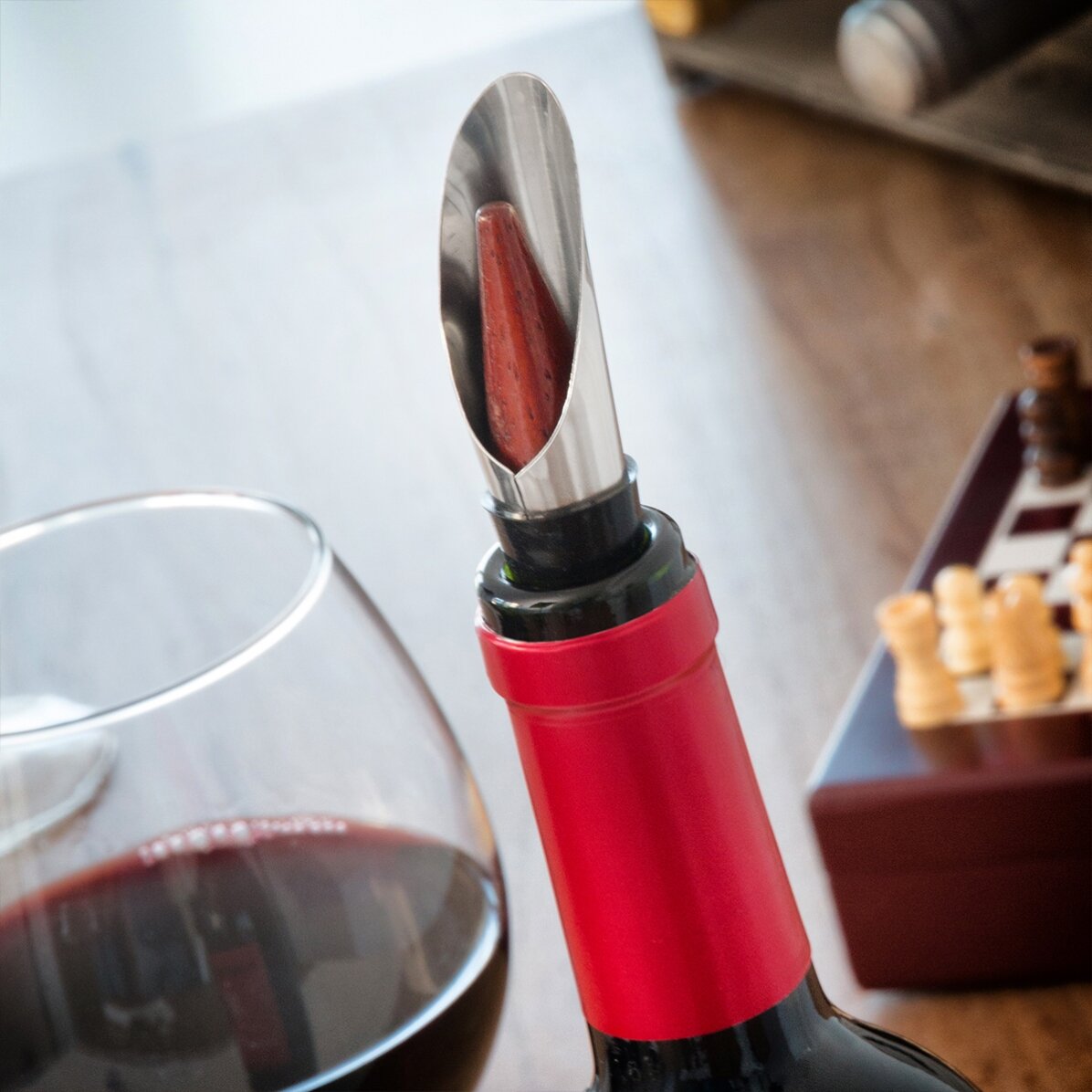 Schachspiel mit Weinaccessoires