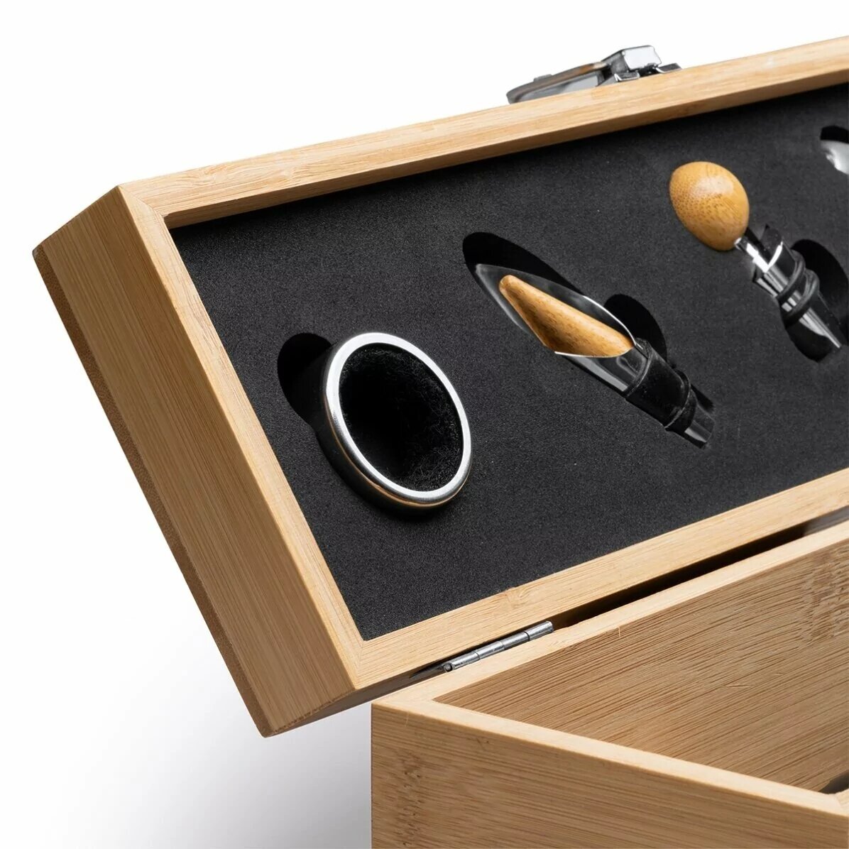 Geschenkset bestehend aus einer Weinflasche und einer Bambusbox mit Zubehör