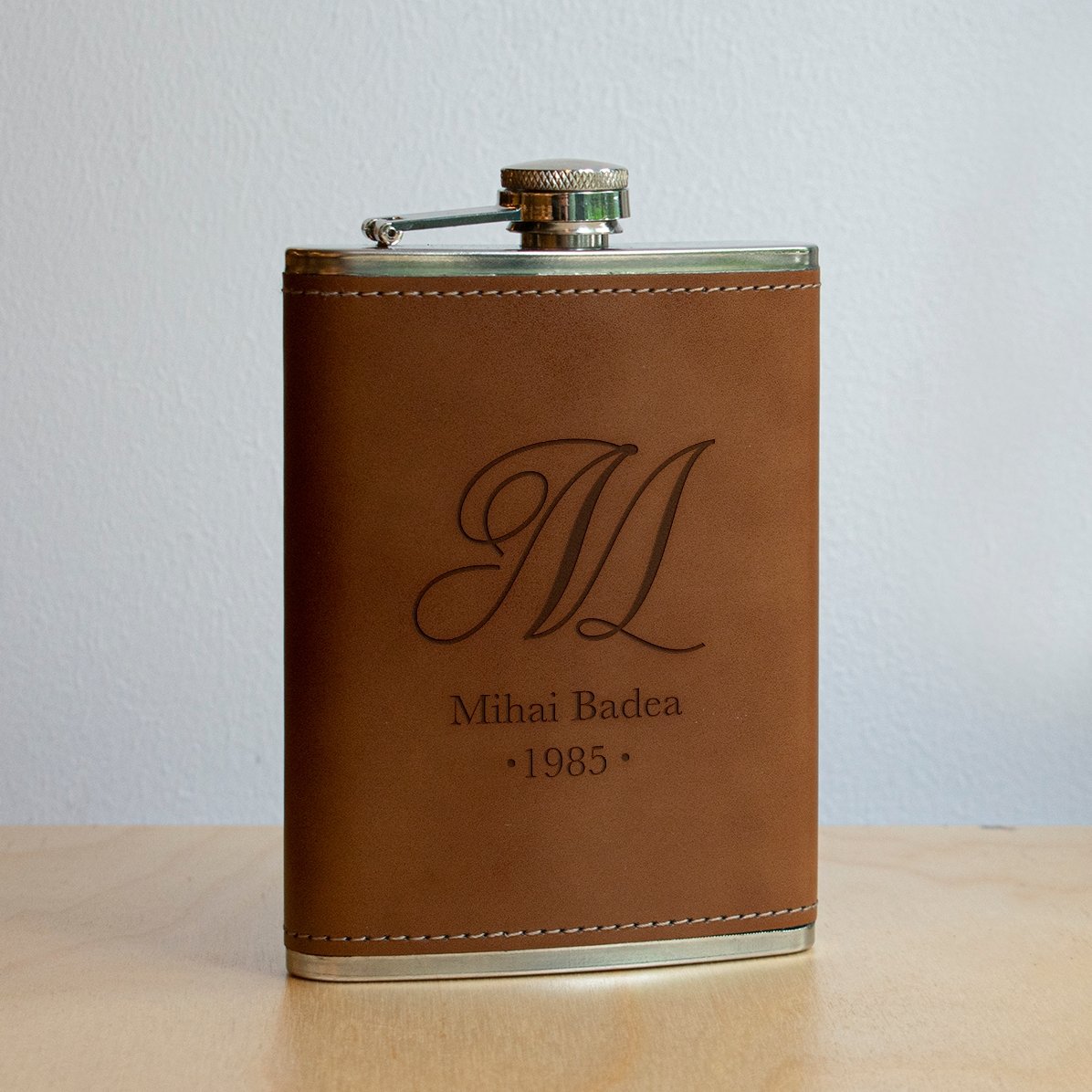 Personalisierte Taschenflasche mit Lederbezug – Initiale und Name