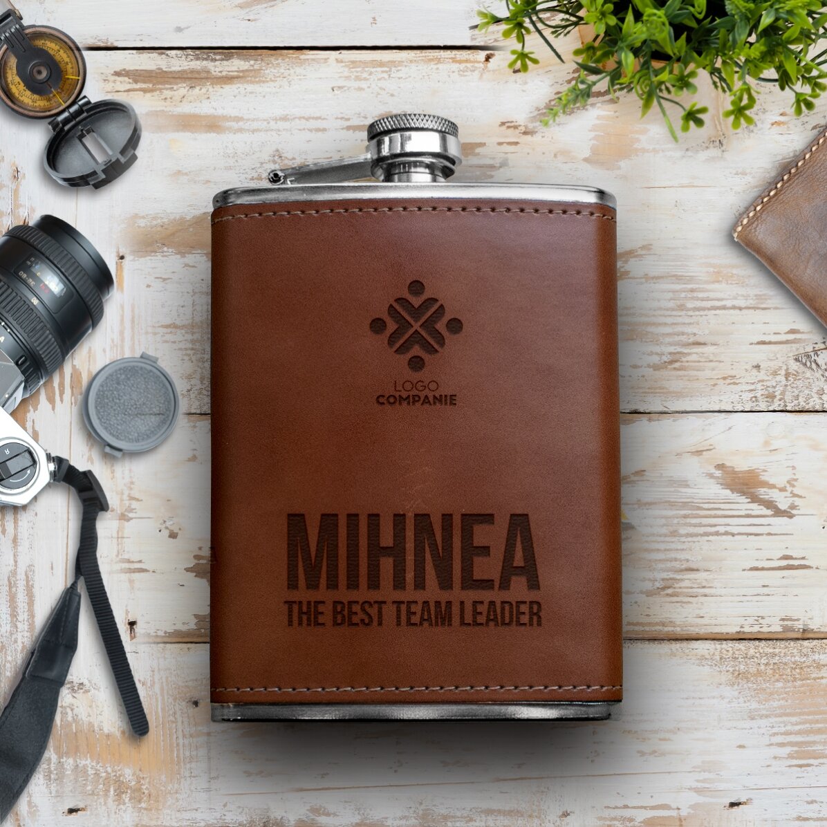Mit Leder bezogene Taschenflasche, individuell mit Logo und Namen versehen