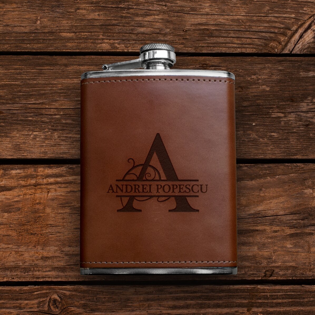 Taschenflasche mit Lederbezug, personalisiert mit Monogramm und Namen