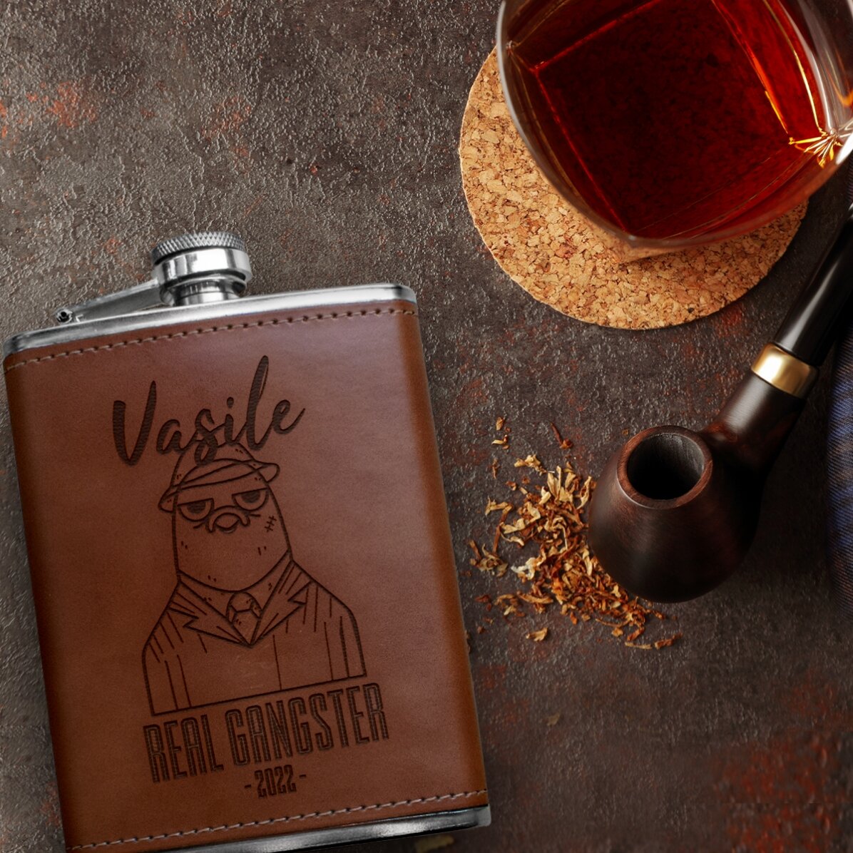 Mit Leder ummantelte Taschenflasche, personalisiert mit Namen – Gangster