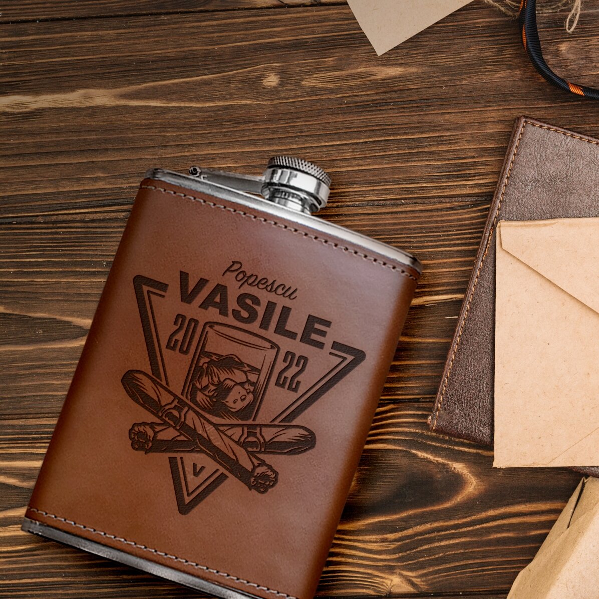 Mit Leder bezogenes Taschenfläschchen, personalisiert mit Namen und Jahrgang – Wishkey