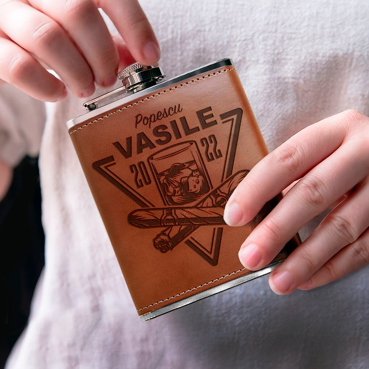 Mit Leder bezogenes Taschenfläschchen, personalisiert mit Namen und Jahrgang – Wishkey