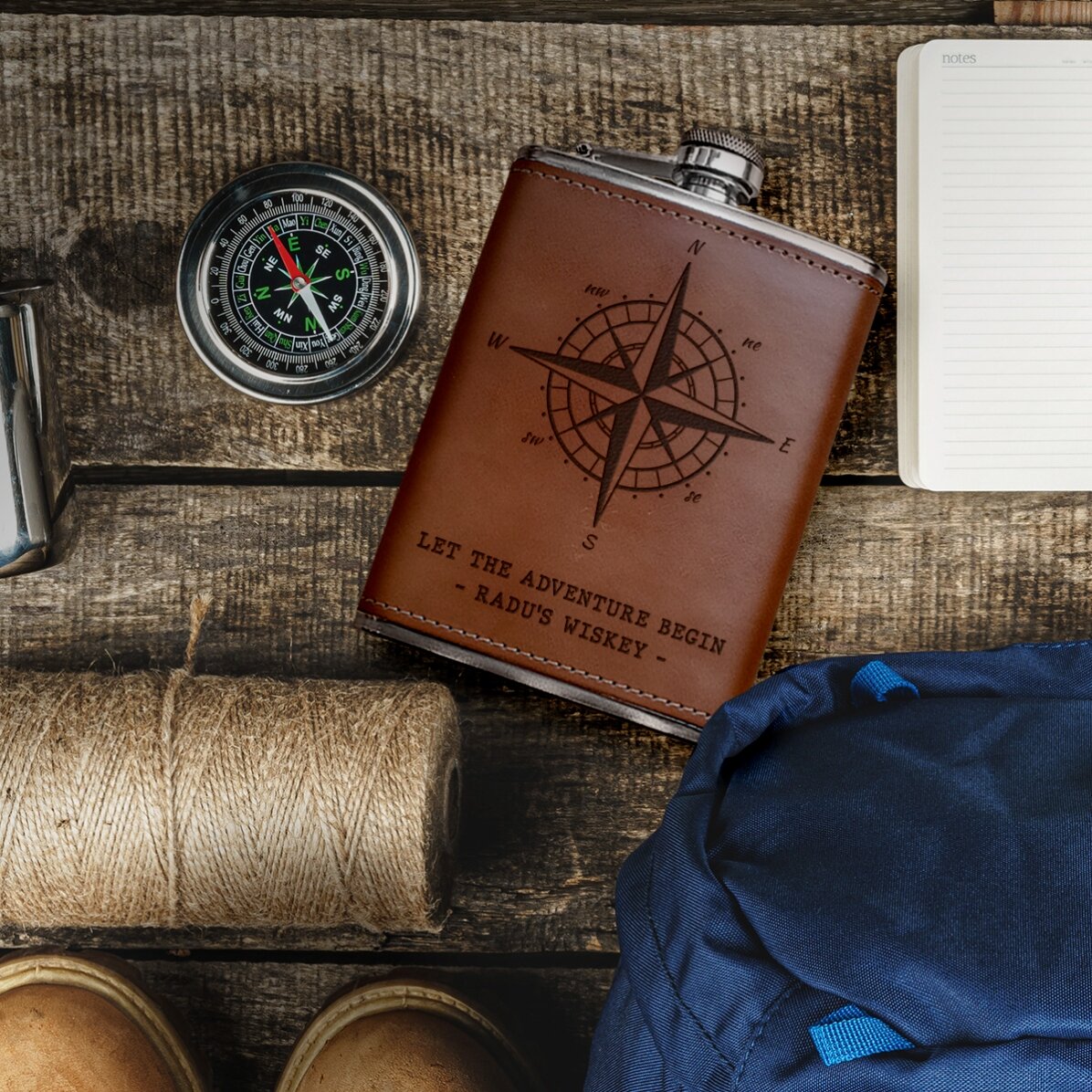 Mit Leder ummantelte Taschenflasche, individuell mit Text bedruckt – Busola
