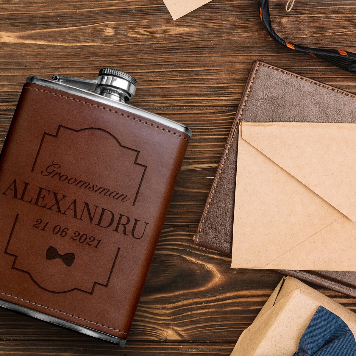 Mit Leder ummantelte Taschenflasche, individuell mit Text bedruckt – Groomsman