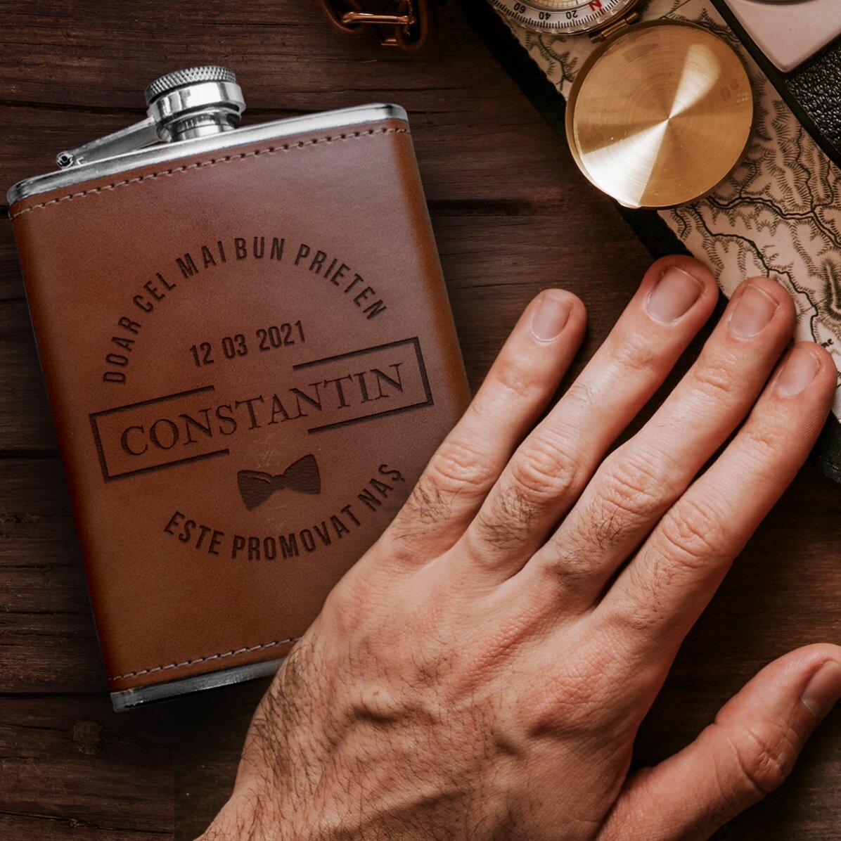 Mit Leder ummantelte Taschenflasche, individuell mit Text beschriftet