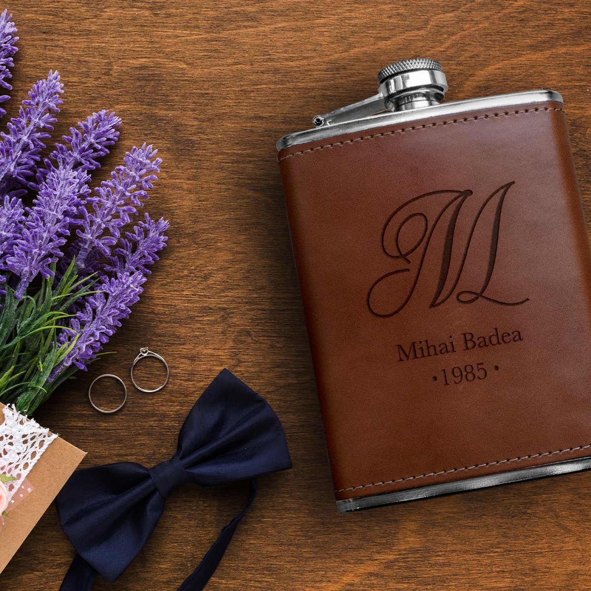 Personalisierte Taschenflasche mit Lederbezug – Initiale und Name