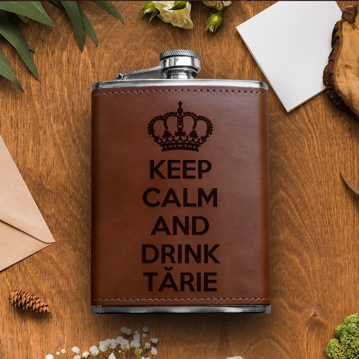 Personalisierte, mit Leder ummantelte Taschenflasche – Keep Calm