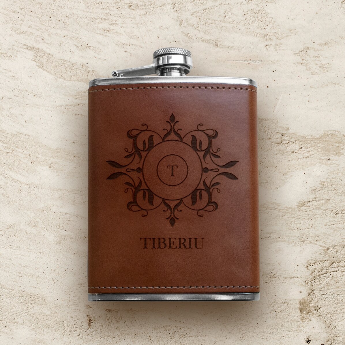 Personalisierte, mit Leder ummantelte Taschenflasche – Monogram