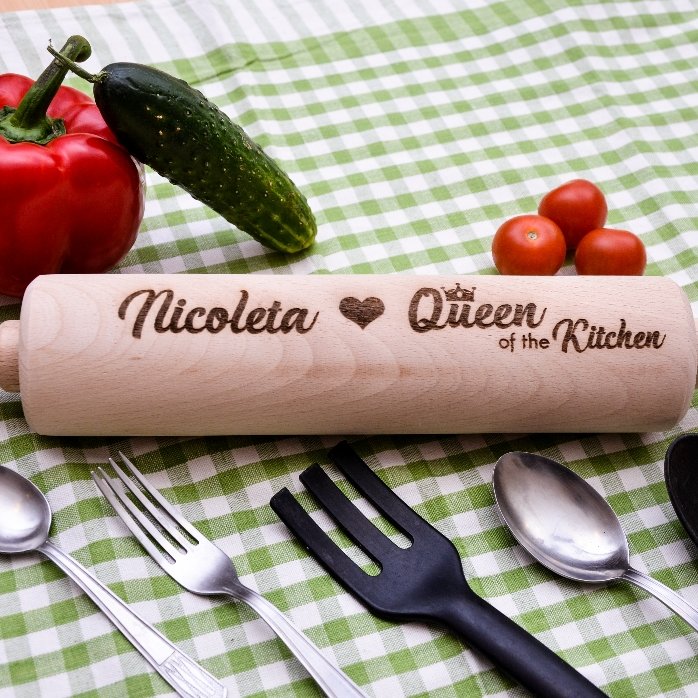 Individuell gestalteter Holzroller – Queen of the Kitchen
