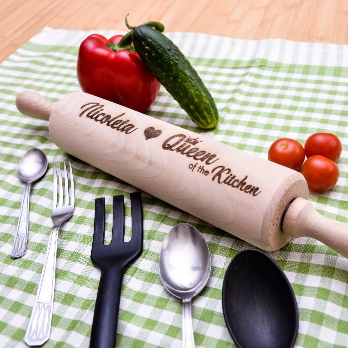 Individuell gestalteter Holzroller – Queen of the Kitchen