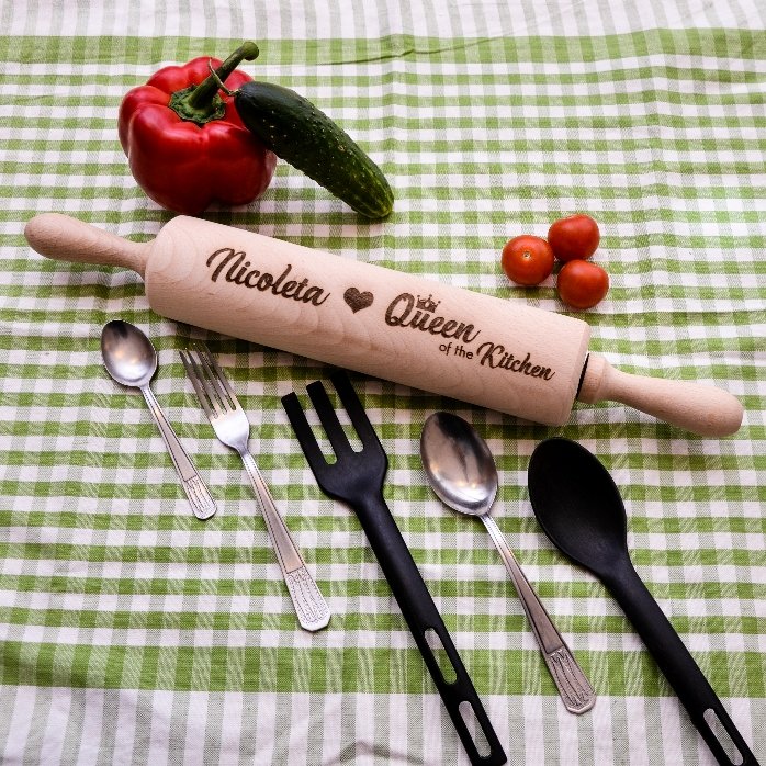 Individuell gestalteter Holzroller – Queen of the Kitchen