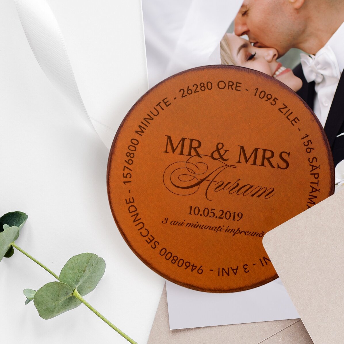 Personalisierter Gläserhalter aus Leder mit Schriftzug – Mr & Mrs