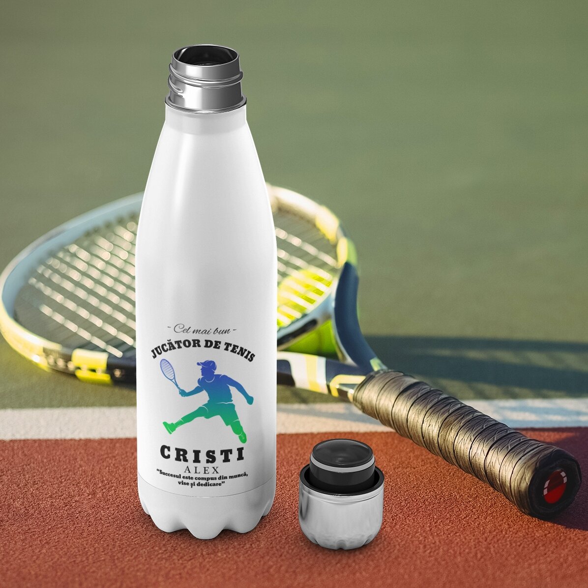 Thermosflasche mit weißem Boden, individuell mit Namen und Text bedruckt – Tennisspieler