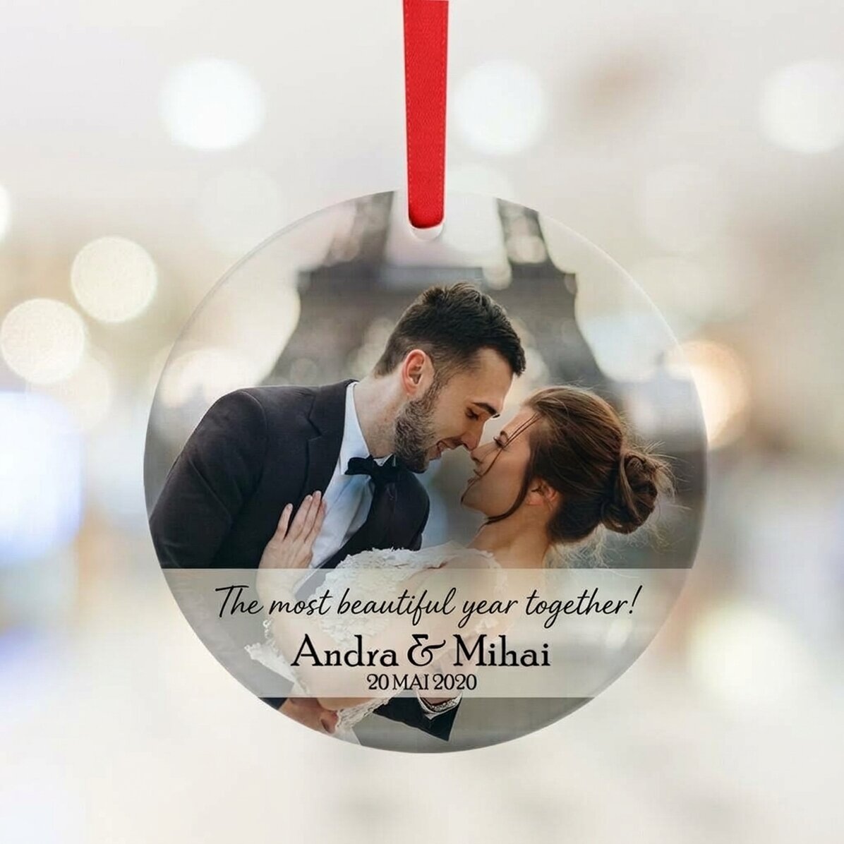 Individuell gestalteter runder Anhänger mit Text und Foto – Celebrate love