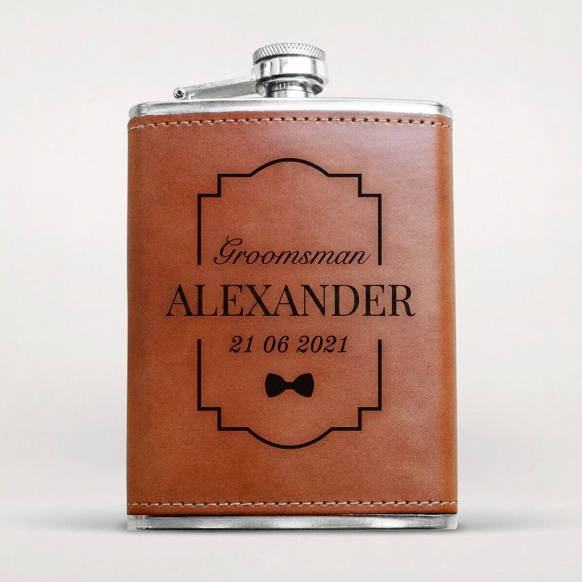 Mit Leder ummantelte Taschenflasche, individuell mit Text bedruckt – Groomsman