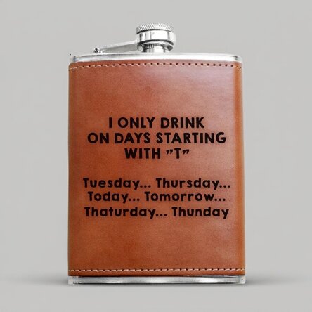 Personalisierte, mit Leder ummantelte Taschenflasche – I only drink...
