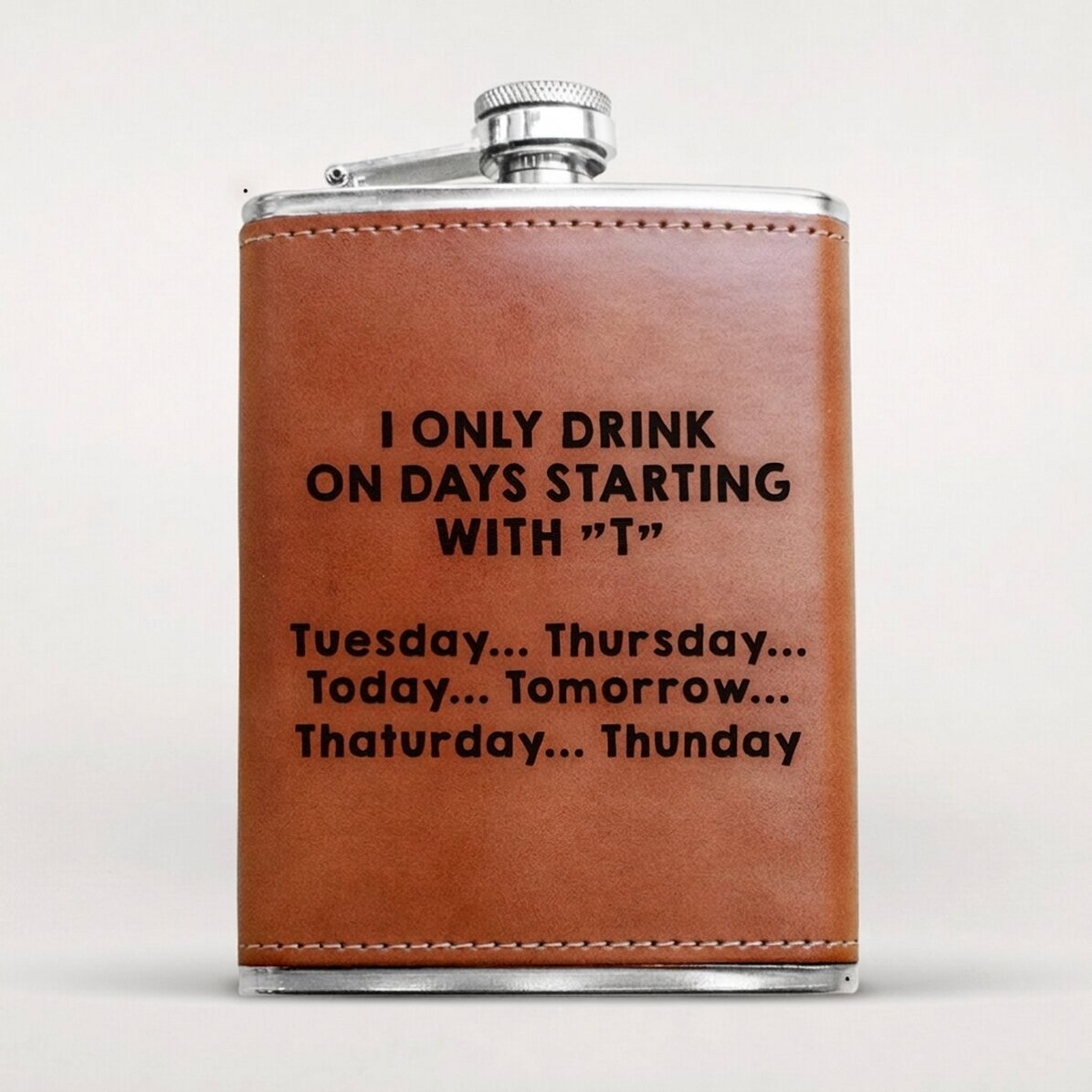 Personalisierte, mit Leder ummantelte Taschenflasche – I only drink...