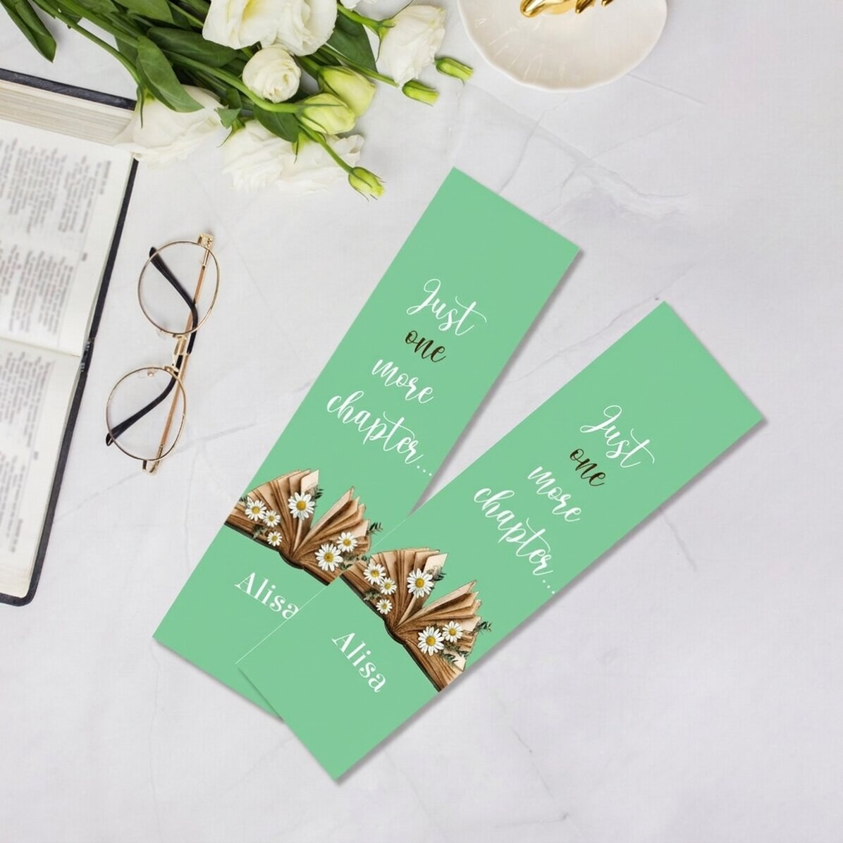 Personalisiertes Lesezeichen mit Text – „Just one more chapter“
