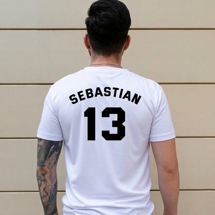 Individuell gestaltetes Sport-T-Shirt mit Namen und Nummer auf dem Rücken – Fußballfan
