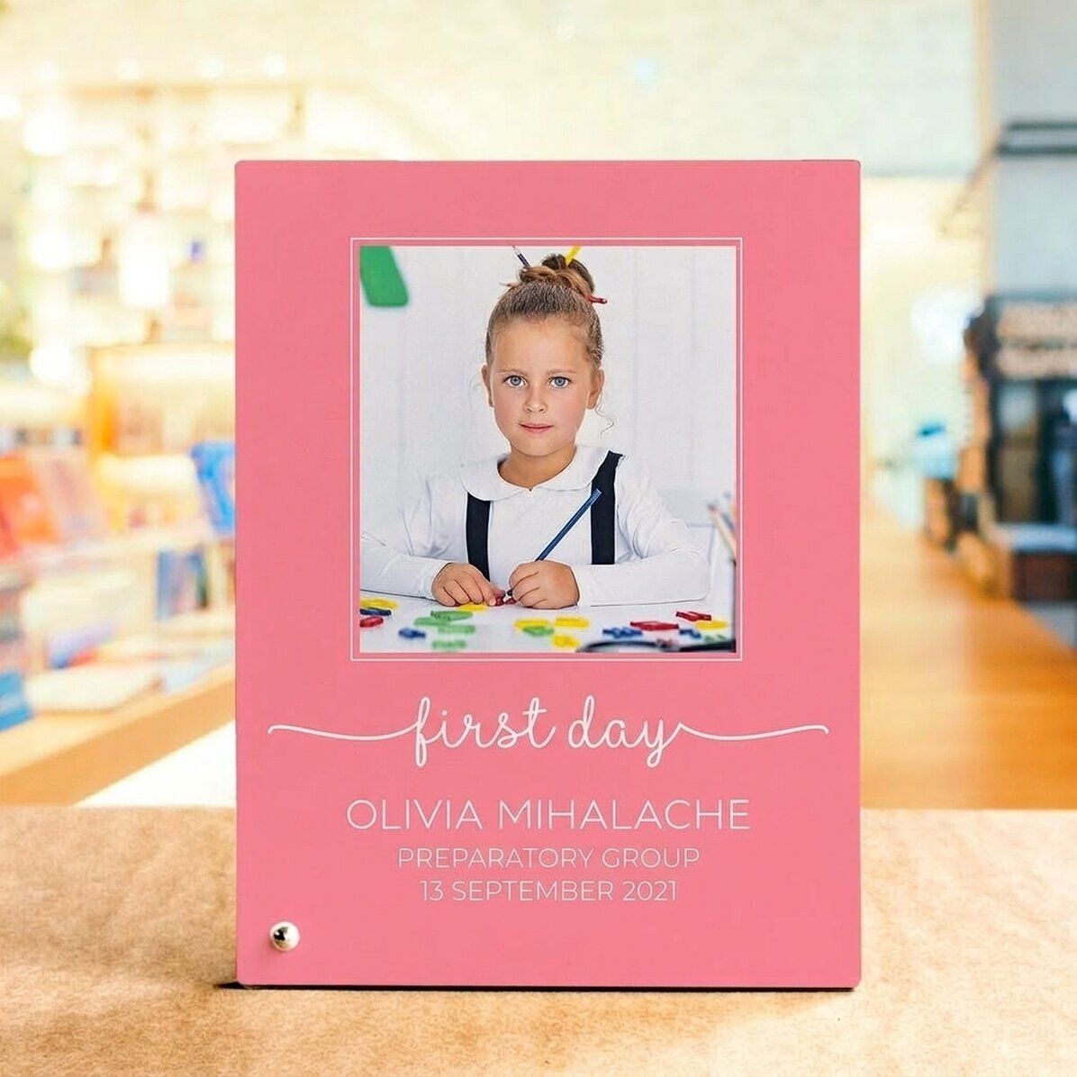 Personalisierter Fotorahmen für den Schreibtisch mit einem Foto und einem Text – „My first day“
