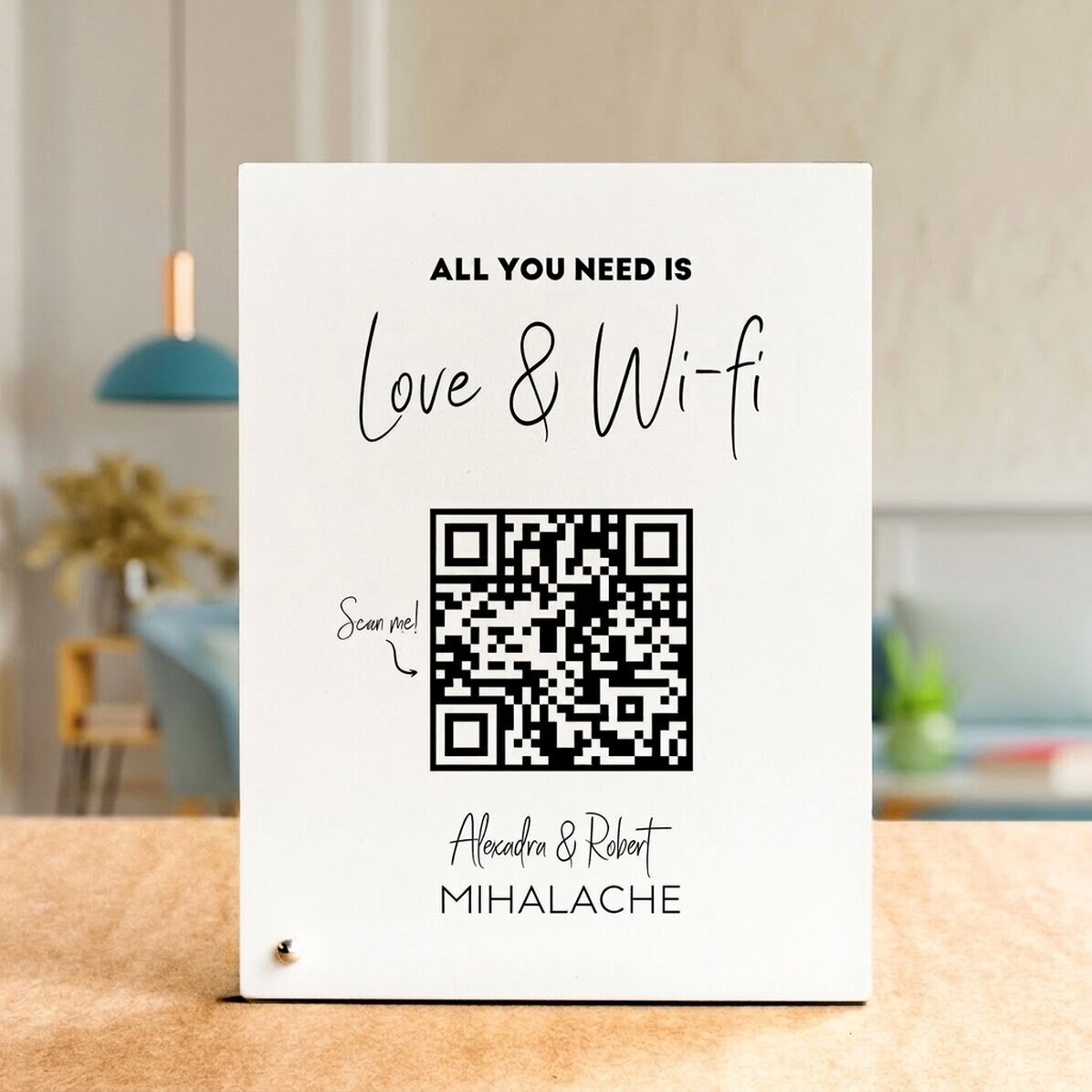 Personalisierter Fotorahmen für den Schreibtisch mit Text und QR-Code – „Scan for Wifi“ (weißer Hint