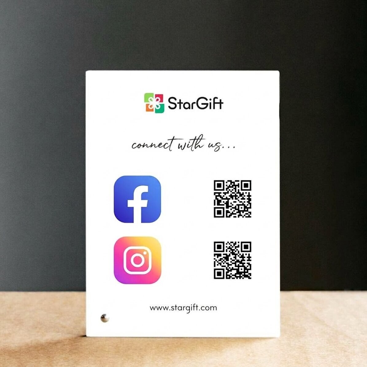 Personalisierter Fotorahmen für den Schreibtisch mit Text und QR-Codes – Social Media