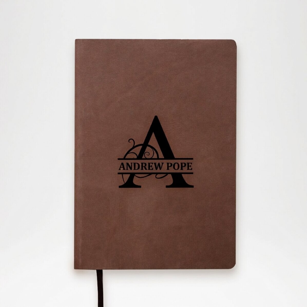 Personalisierter Leder-Terminkalender mit Monogramm und Namen in der Mitte
