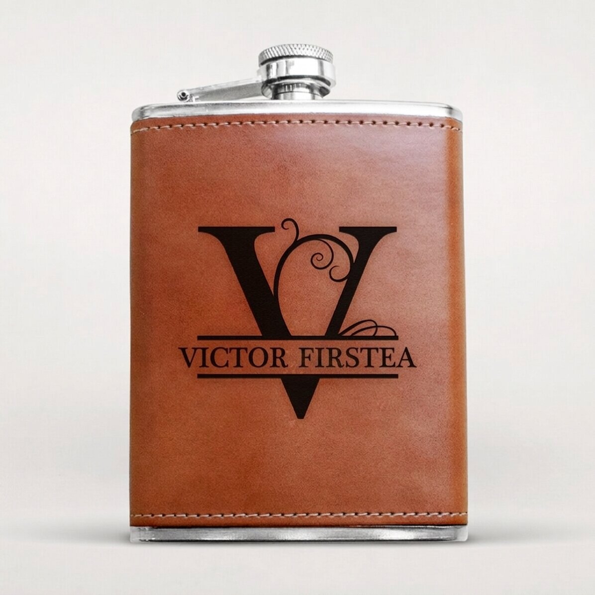 Taschenflasche mit Lederbezug, personalisiert mit Monogramm und Namen