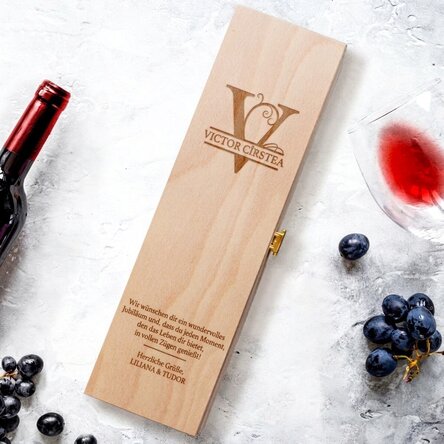 Personalisierte Weinkiste mit Monogramm und Widmung