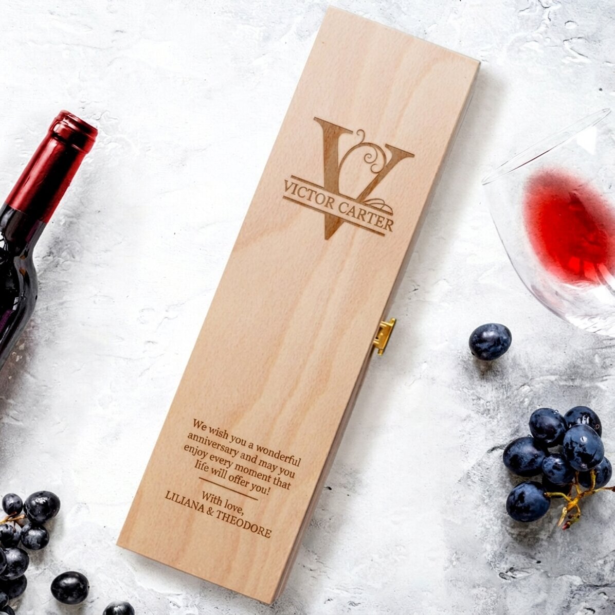 Personalisierte Weinkiste mit Monogramm und Widmung